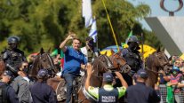 Bolsonaro se paseó a caballo entre miles de personas en Brasilia Bolsonaro se paseó a caballo entre miles de personas en Brasilia