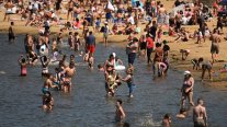 Británicos se adelantan a relajamiento de distancia social y repletan una playa Británicos se adelantan a relajamiento de distancia social y repletan una playa