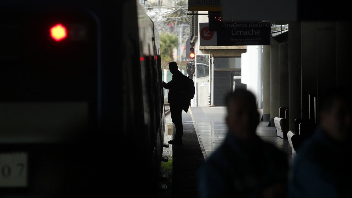 Villa Alemana: Carabineros detuvo a grafitero que provocó daños al Merval Villa Alemana: Carabineros detuvo a grafitero que provocó daños al Merval