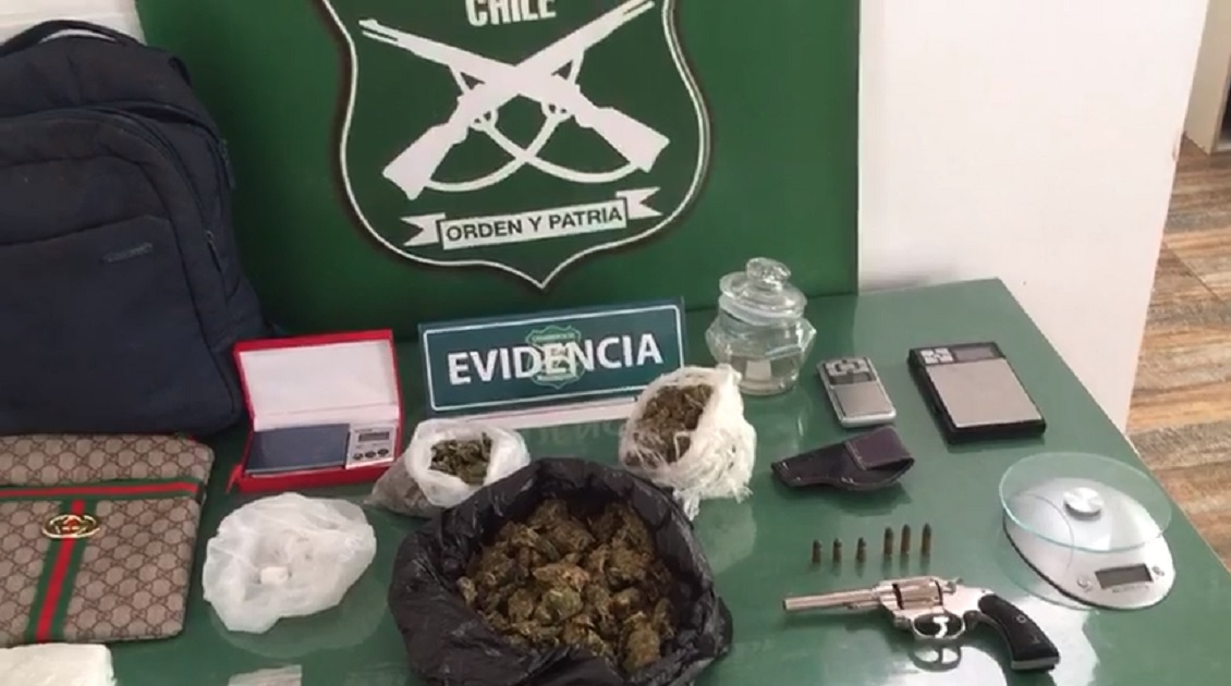 Carabineros detuvo a sospechosos por venta de drogas en redes sociales y despacho a domicilio en Antofagasta Carabineros detuvo a sospechosos por venta de drogas en redes sociales y despacho a domicilio en Antofagasta