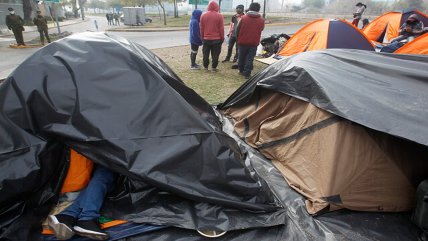   Matthei: Estamos en conversación con el Minsal para aplicar PCR a bolivianos que acampan ante consulado 