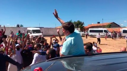   Bolsonaro se quitó la mascarilla ante multitud en su primera aparición post coronavirus 