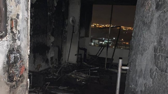 En Antofagasta incendio destruyó departamento en piso 22