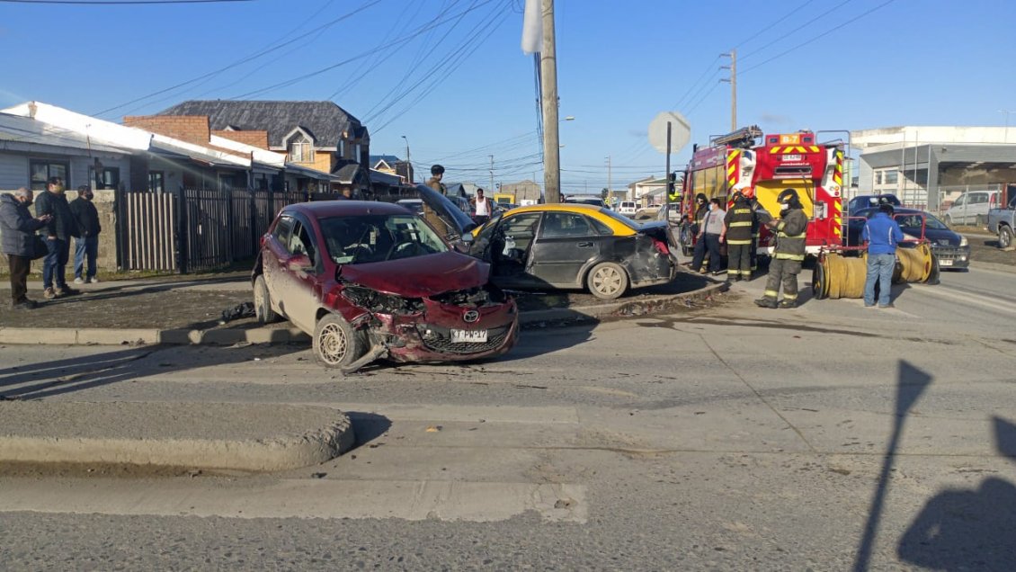 Choque entre vehículo particular y taxi dejó un lesionado en Punta Arenas Choque entre vehículo particular y taxi dejó un lesionado en Punta Arenas