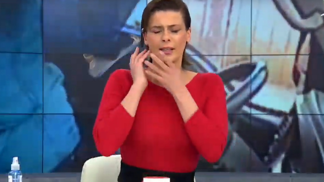 Chascarro en vivo de Tonka Tomicic con su mascarilla se viralizó Chascarro en vivo de Tonka Tomicic con su mascarilla se viralizó