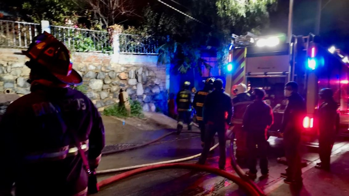 Incendio consumió dos casas en Valparaíso Incendio consumió dos casas en Valparaíso