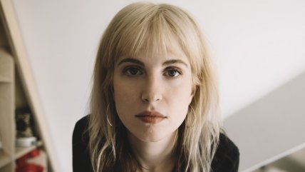   Líder de Paramore sorprende con emotivo cover de 