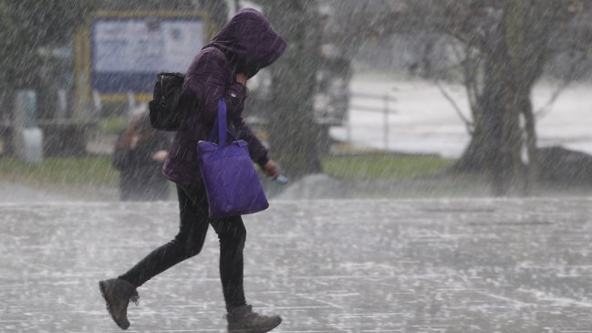 Voladuras de techo marcan las primeras horas del sistema frontal en el Biobío