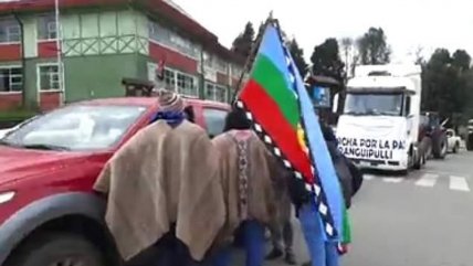   Comuneros mapuche bloquearon paso de caravana de camioneros en Panguipulli 