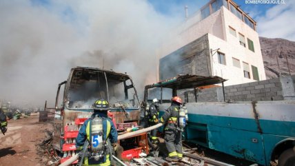 Dos buses fueron consumidos por las llamas en Iquique Dos buses fueron consumidos por las llamas en Iquique