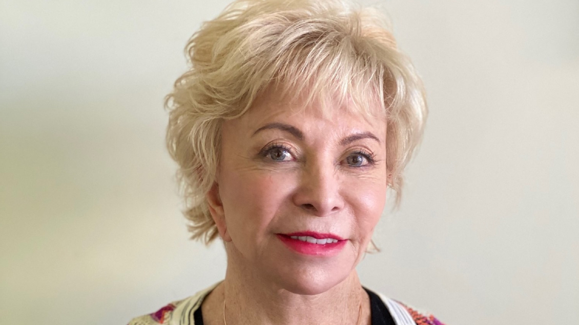 Isabel Allende recibe galardón por parte de los editores de España Isabel Allende recibe galardón por parte de los editores de España
