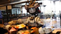 Restaurante se vuelve popular por ser atendido por robots en Tailandia Restaurante se vuelve popular por ser atendido por robots en Tailandia