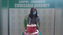 Festejó su cumpleaños y policía la obligó a posar con la torta Festejó su cumpleaños y policía la obligó a posar con la torta