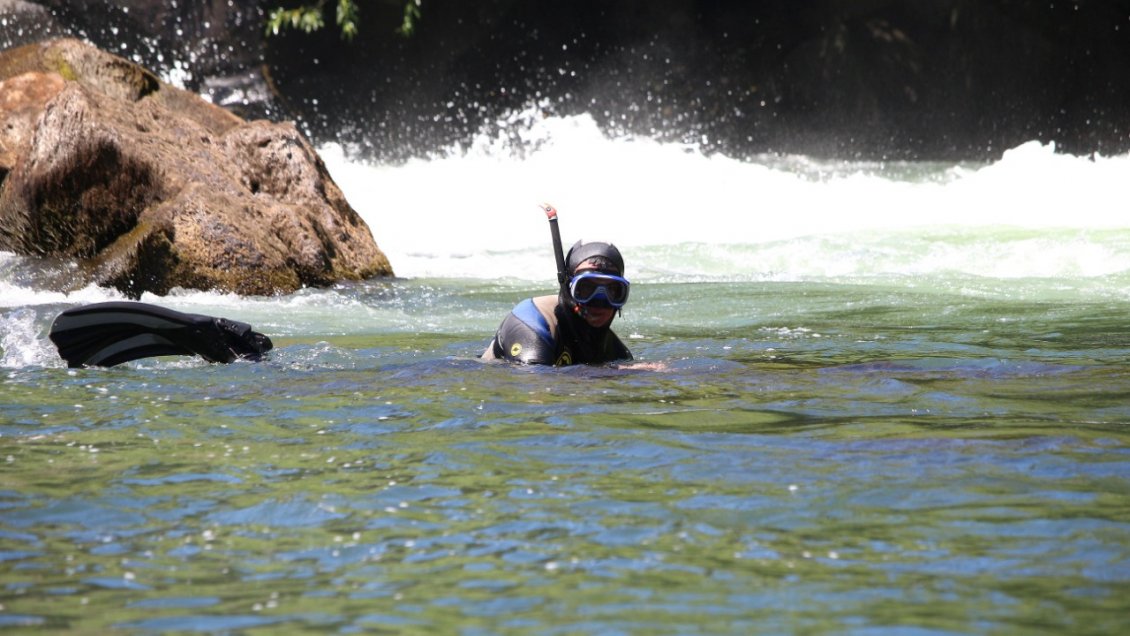 Con buzos tácticos, el Gope de Carabineros busca a joven desaparecido en el Río Trancura Con buzos tácticos, el Gope de Carabineros busca a joven desaparecido en el Río Trancura