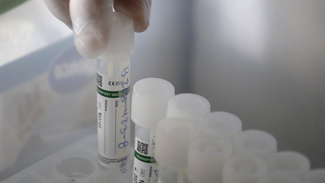 Denuncian a clínica de Las Condes por vender PCR negativos sin tomar muestras Denuncian a clínica de Las Condes por vender PCR negativos sin tomar muestras