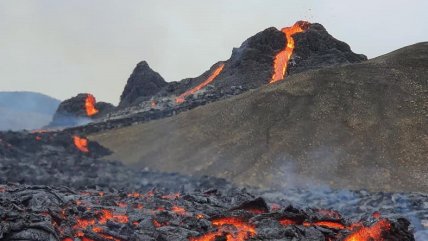  Se desnudó frente a un volcán en erupción y se viralizó  