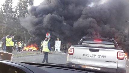 Por tercer retiro: Con barricadas, portuarios mantienen cortado el acceso a Penco  
