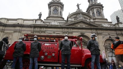   Bomberos celebra el Día del Patrimonio con un recorrido por Santiago en sus carros antiguos 