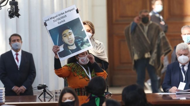 Manifestaciones y una primera suspensión: El complicado inicio de la Convención Constitucional