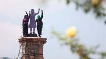 México: Feministas instalaron estatua de una mujer donde estaba la de Colón México: Feministas instalaron estatua de una mujer donde estaba la de Colón