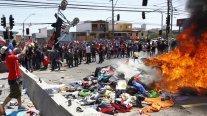 Manifestantes quemaron las pocas pertenencias de migrantes en Iquique Manifestantes quemaron las pocas pertenencias de migrantes en Iquique