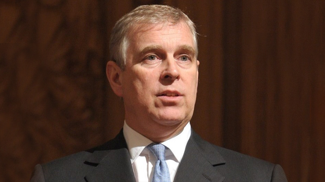 Reina Isabel despojó al príncipe Andrés de sus títulos militares por escándalo sexual