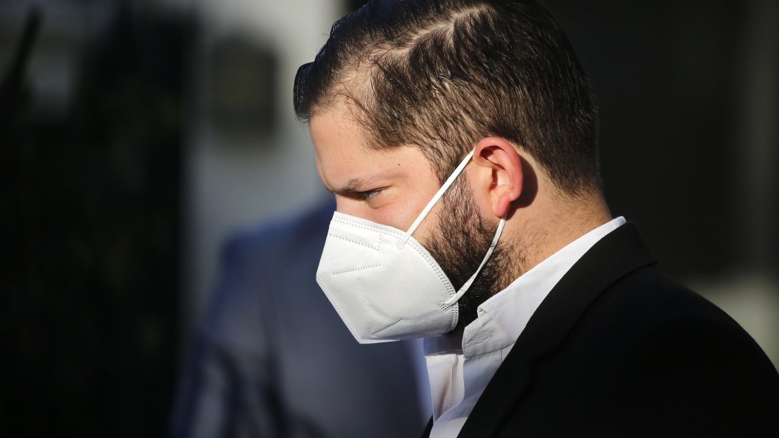 En Juan Fernández, Boric visitará colegio que aún funciona en containers tras el tsunami del 27/F