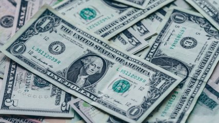  El dólar se cotiza en su valor mínimo en cinco meses  