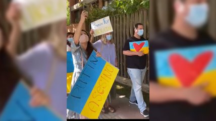  Ucranianos protestan en la embajada de Rusia en Chile contra la invasión  