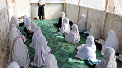  Los talibanes cierran las escuelas para niñas tras su reapertura  