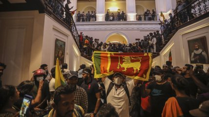   Crisis en Sri Lanka: Manifestantes irrumpen en residencias oficiales y presidente y primer ministro dimiten 