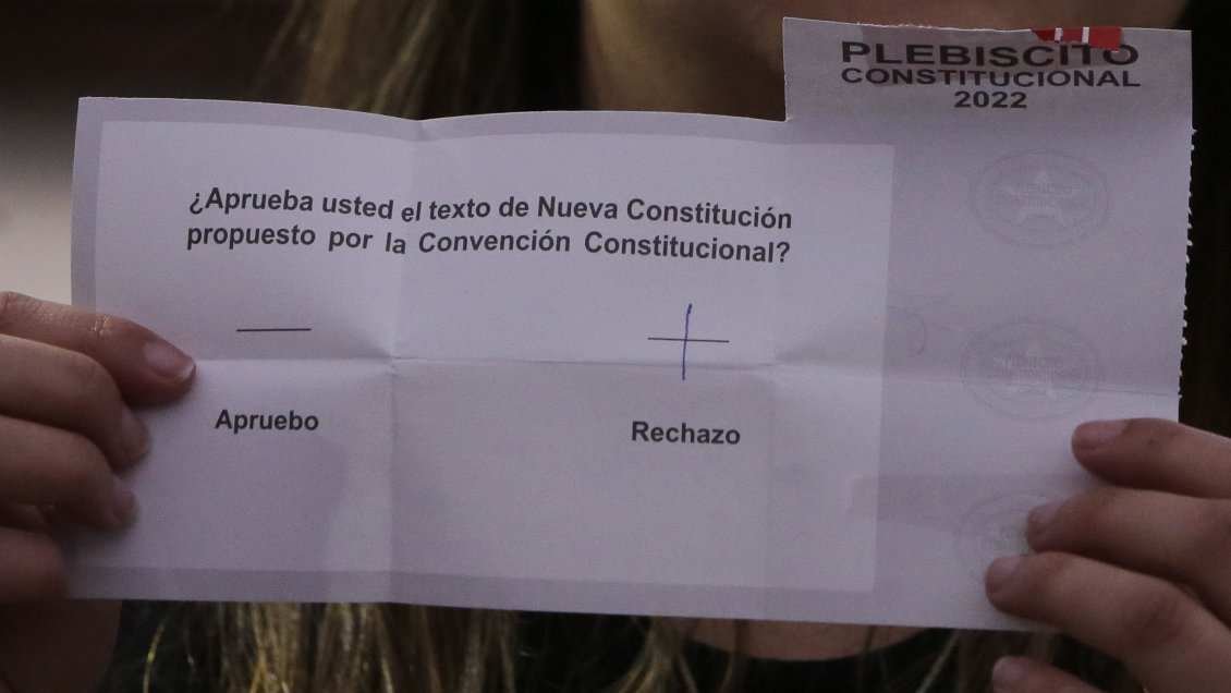 Chilenos le dieron un portazo a la propuesta de la Convención: Rechazo se impuso en el plebiscito Chilenos le dieron un portazo a la propuesta de la Convención: Rechazo se impuso en el plebiscito