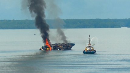   Guardacostas rescataron a tripulantes de un barco que ardió en aguas de Colombia 