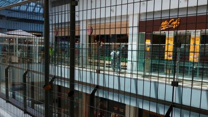   Costanera Center instaló rejas para evitar suicidios tras exigencias de la Seremi de Salud 