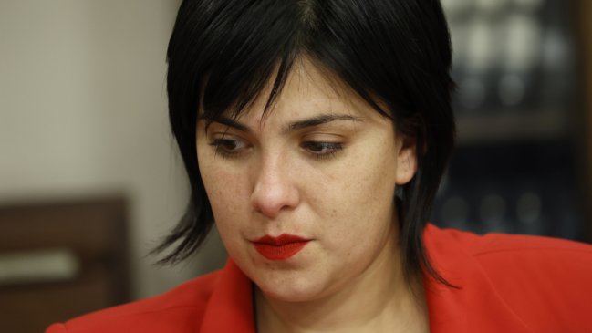 Tras un mes de polémica, PC bajó a Karol Cariola de la disputa por la presidencia de la Cámara