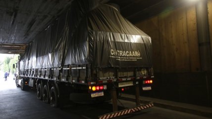   Camión se atascó en el paso bajo nivel Los Leones y provocó caos vial en Providencia 