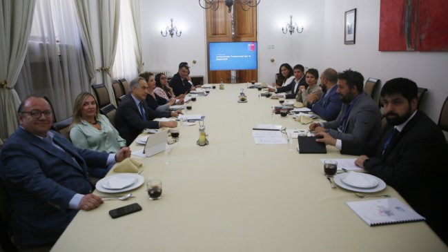 En reunión con la oposición, Tohá comprometió urgencias para proyectos de inteligencia e infraestructura crítica