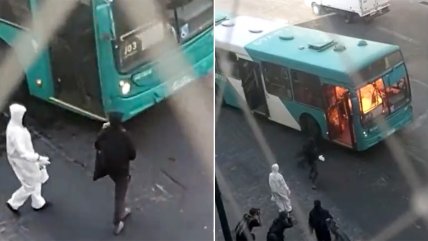   El momento en que encapuchados quemaron un bus del Transantiago 