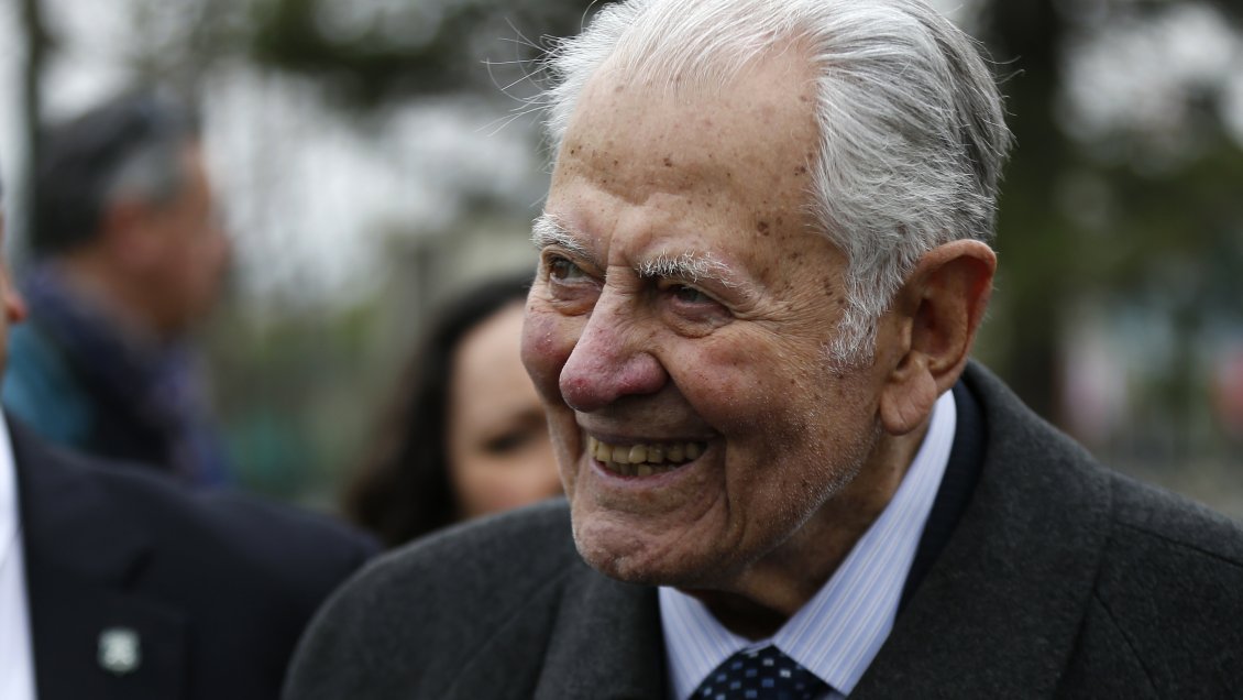 Municipio de Providencia rebautizó como Patricio Aylwin la plaza ubicada frente al Parque Inés de Suárez