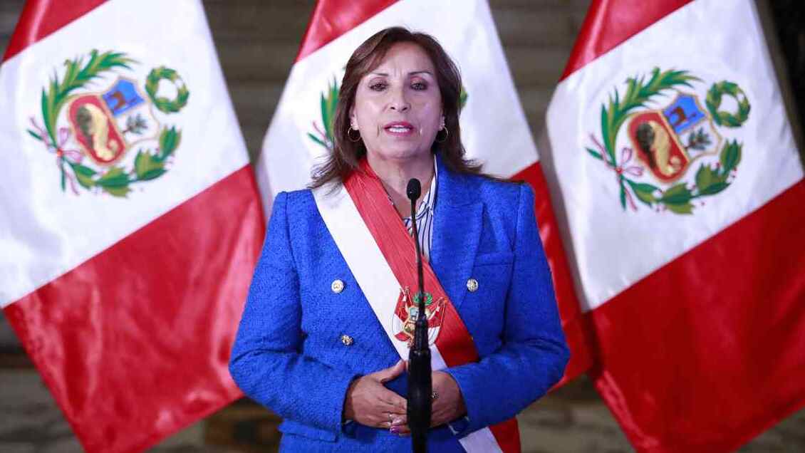 Presidenta de Perú exigió al Congreso adelantar elecciones y descartó renunciar
