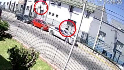   Dos presos saltaron de un techo para escapar de la cárcel: Uno lo logró y el otro se lastimó 