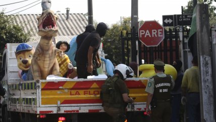   Carabineros, guardias municipales, prensa y muñecos inflables en vistosa demolición de 