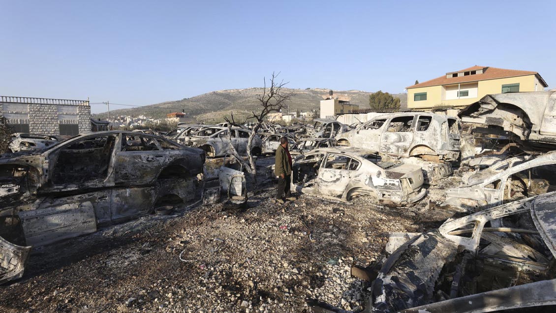 Ataques de colonos israelíes dejaron un palestino muerto, 300 heridos y 75 casas y 100 autos quemados