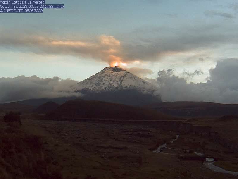 Volcán ecuatoriano Cotopaxi genera nube de gas y ceniza de más de mil metros