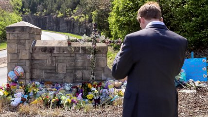  Instalan memorial por víctimas de la masacre en una escuela de Nashville  