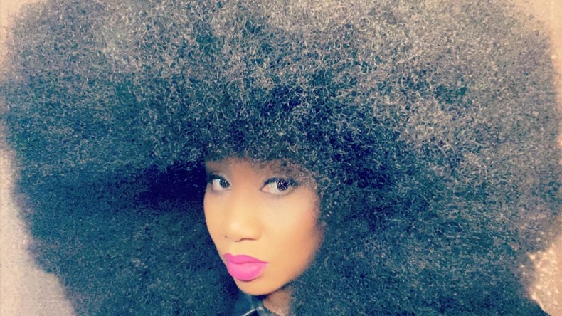 Tiene el afro más grande del mundo y el récord Guinness, pero también le trae problemas Tiene el afro más grande del mundo y el récord Guinness, pero también le trae problemas
