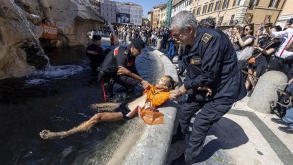   Ecologistas tiñen de negro histórica fuente en Roma 