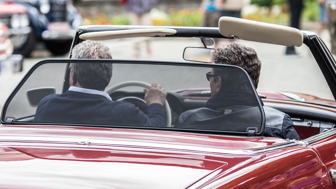 Diputados proponen elevar exigencias para que adultos mayores obtengan licencias de conducir