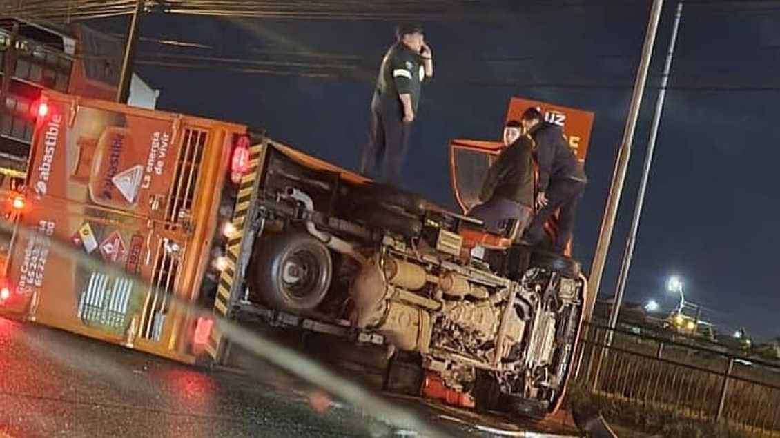 Camión repartidor de gas volcó tras accidente de tránsito en Puerto Montt Camión repartidor de gas volcó tras accidente de tránsito en Puerto Montt