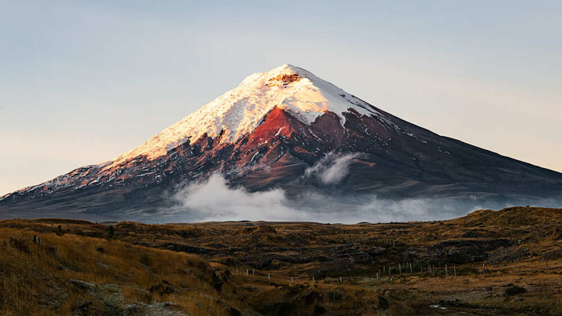 El volcán Cotopaxi, en los Andes de Ecuador, lanza ceniza a unos mil metros de altitud